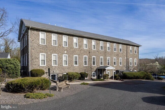 Building Photo - 3183 Main St.