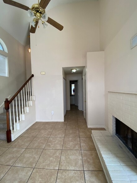 Building Photo - 805 Greenridge Dr