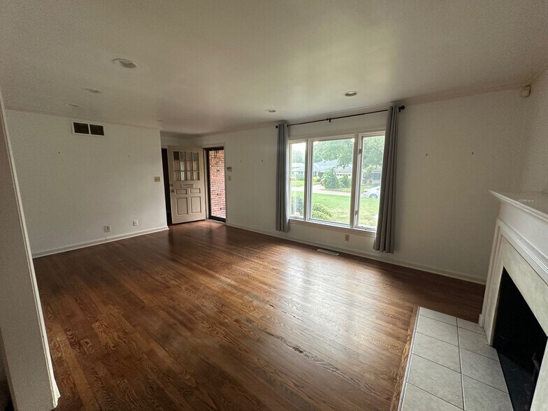main living area - 3235 S Troost Ave