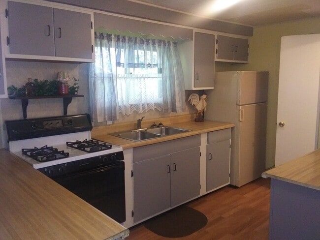 Building Photo - Charming 2-Bedroom Home on Double Lot – Av...