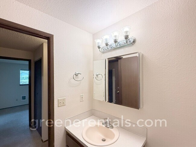 Building Photo - 2BD/1BA West Olympia Duplex