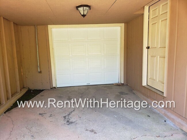 Building Photo - GREAT HOME / 3 BEDROOMS AND BONUS ROOM / GREAT LOCATION /  PRIVATE FENCED YARD