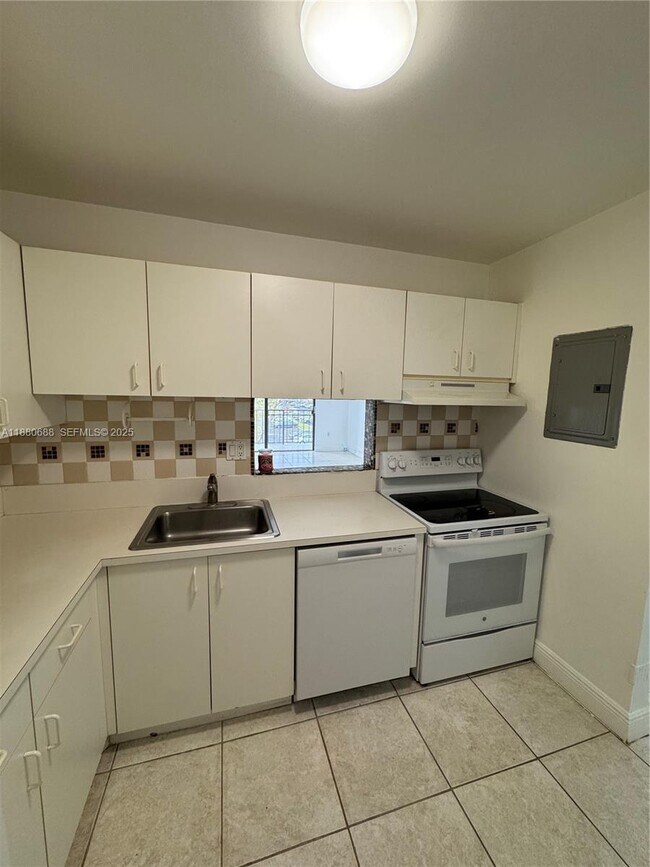 Building Photo - 10431 N Kendall Dr