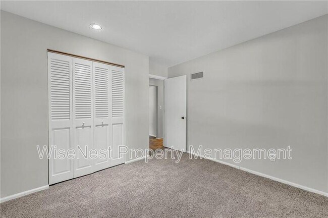 Building Photo - 305 NW Shamrock Ave