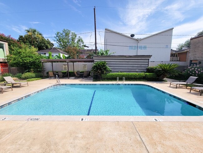 Building Photo - Stylish Townhouse in Prime Location – Walk...