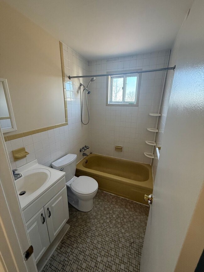 Building Photo - 355 W Broad St