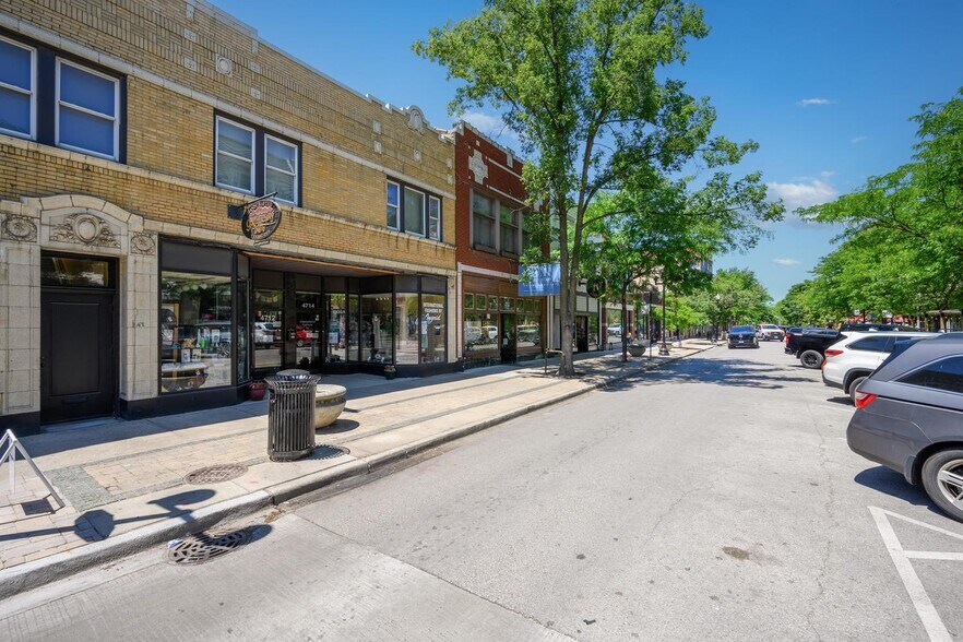 Building Photo - 4754 N Lincoln Ave