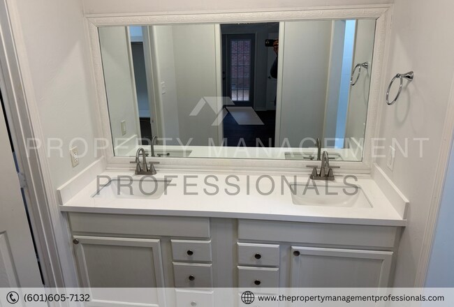 Building Photo - 600 Bay Pointe Ln