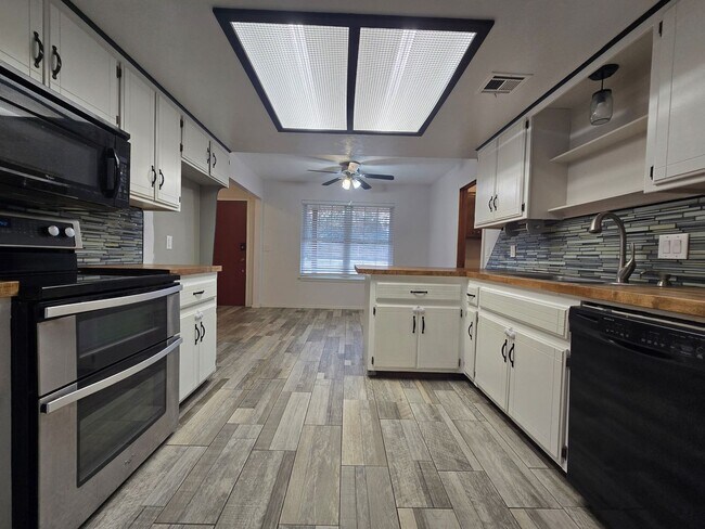 Building Photo - 4 bedroom 2 bath home in Seminole!