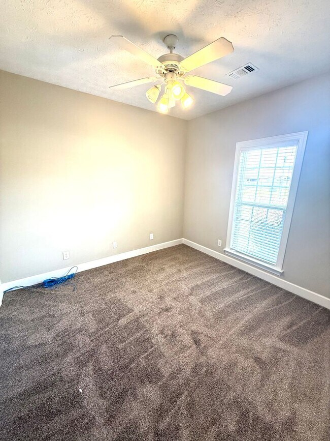 Building Photo - ** 4 bed 2 bath located by Prattville High...