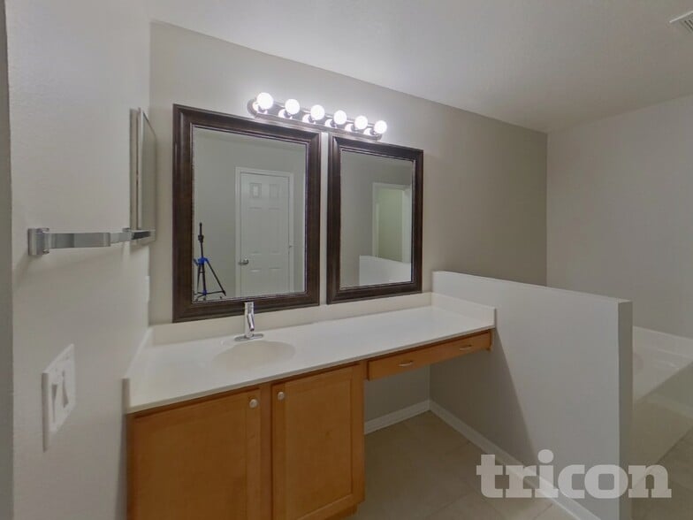 Building Photo - 1304 Alhambra Crest Dr