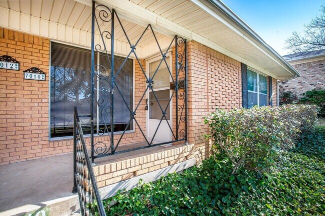Building Photo - 2 Bedroom, 1 Bath Duplex in Lake Highlands