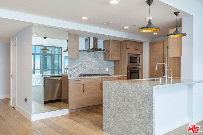 Building Photo - 13650 Marina Pointe Dr