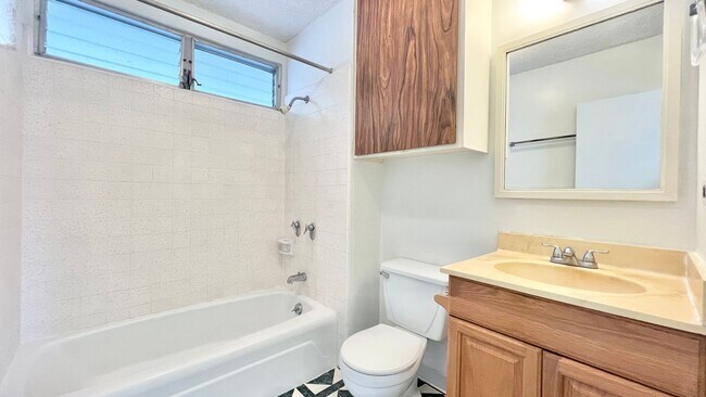 Building Photo - 2 BEDROOM UNIT WITH BALCONY AND BEAUTIFUL ...