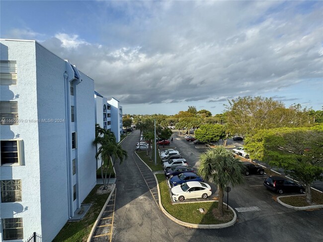 Building Photo - 9440 Fontainebleau Blvd