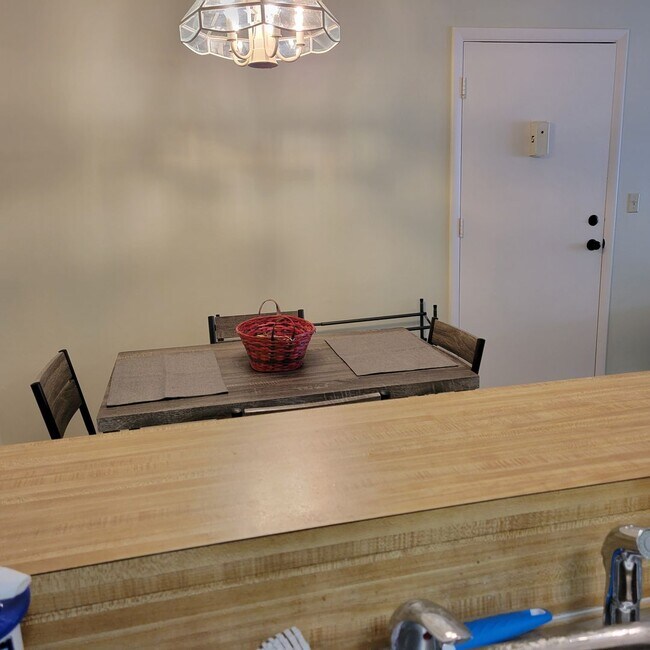 Building Photo - Seasonal/short term 2/2 ground floor condo...