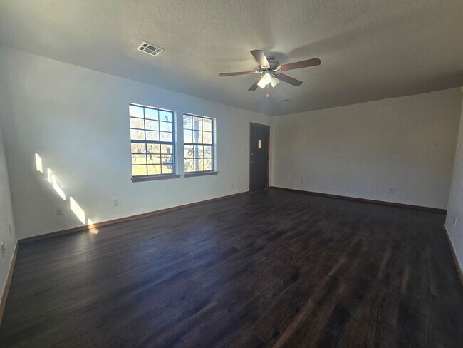 Building Photo - 3 Bed 2 Bath at Shawnee