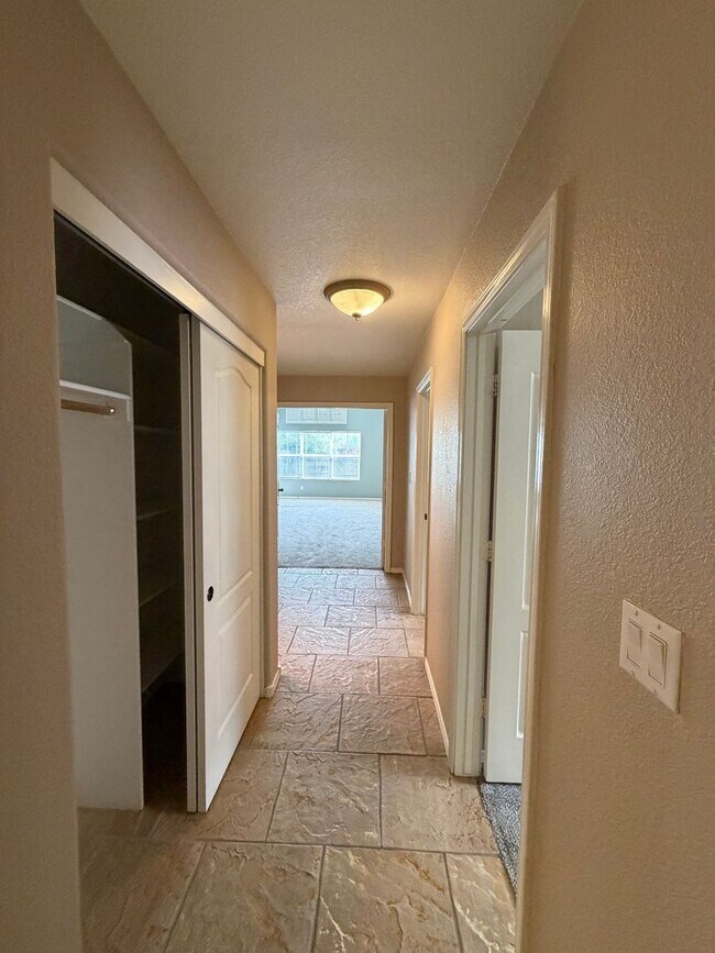 Building Photo - 3 Bedroom Single Story Home Available Near Dellyne Ave NW & Unser Blvd NW!