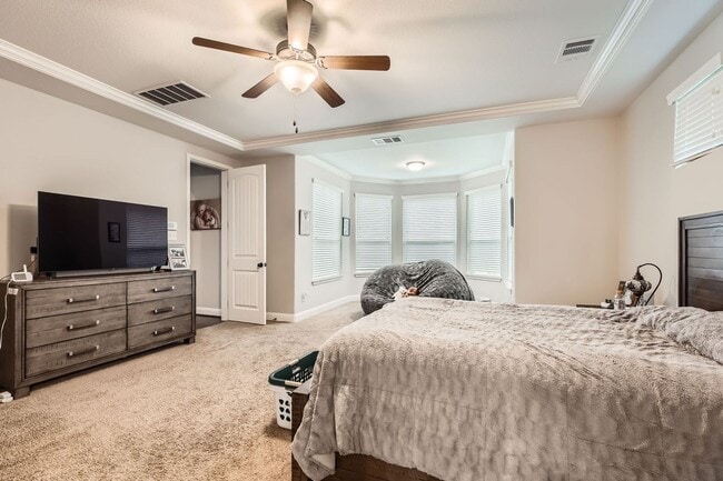 Building Photo - 5 Bedrooms and 3+ Living Spaces!