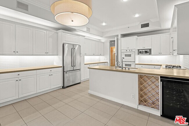 Building Photo - 11500 San Vicente Blvd