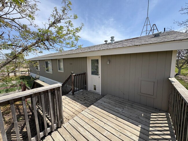 Building Photo - Country home! Private showing only!