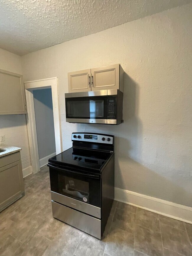 Building Photo - Duplex with Garage Apartment
