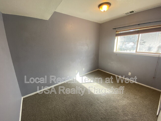 Building Photo - 1607 N Prairie Way