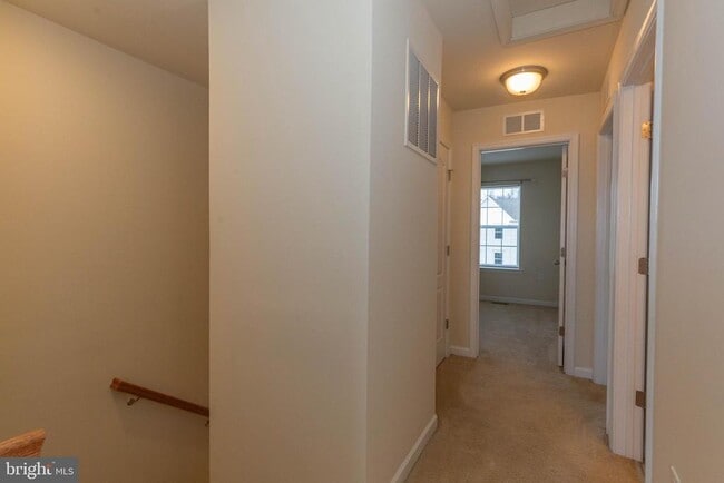 Building Photo - 440 Rumbling Rock Rd