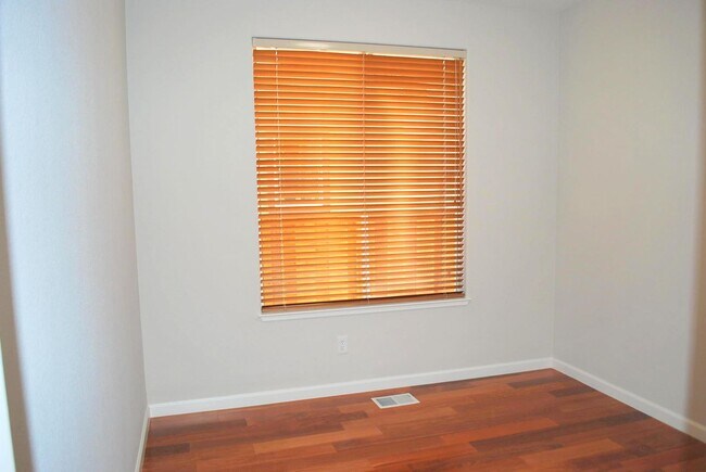 Building Photo - Updated Detached Home in Gated Fleur Du Mo...