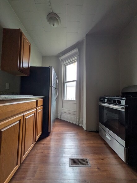 Building Photo - 878 Prospect Ave