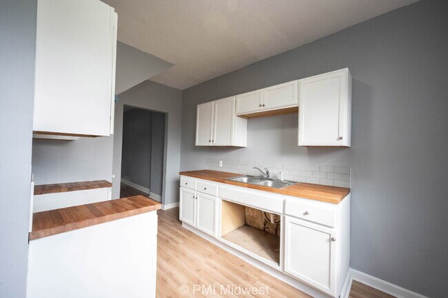 Building Photo - "Charming 3-Bedroom Duplex Retreat on North Capitol Avenue – 1,176 Sq Ft of Comfort in Indianapol...