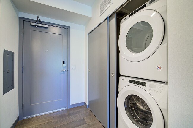 Building Photo - 0bd/1ba Kirkland Condo
