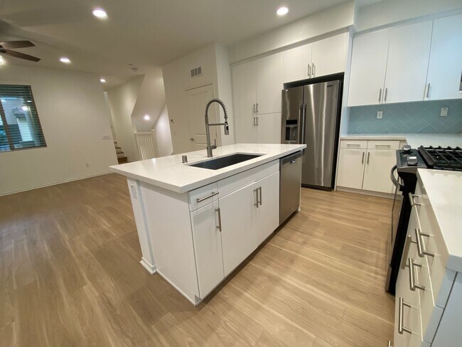 Building Photo - 3 bed, 3.5bath wihtin The Pacific Ridge Community in Oceanside