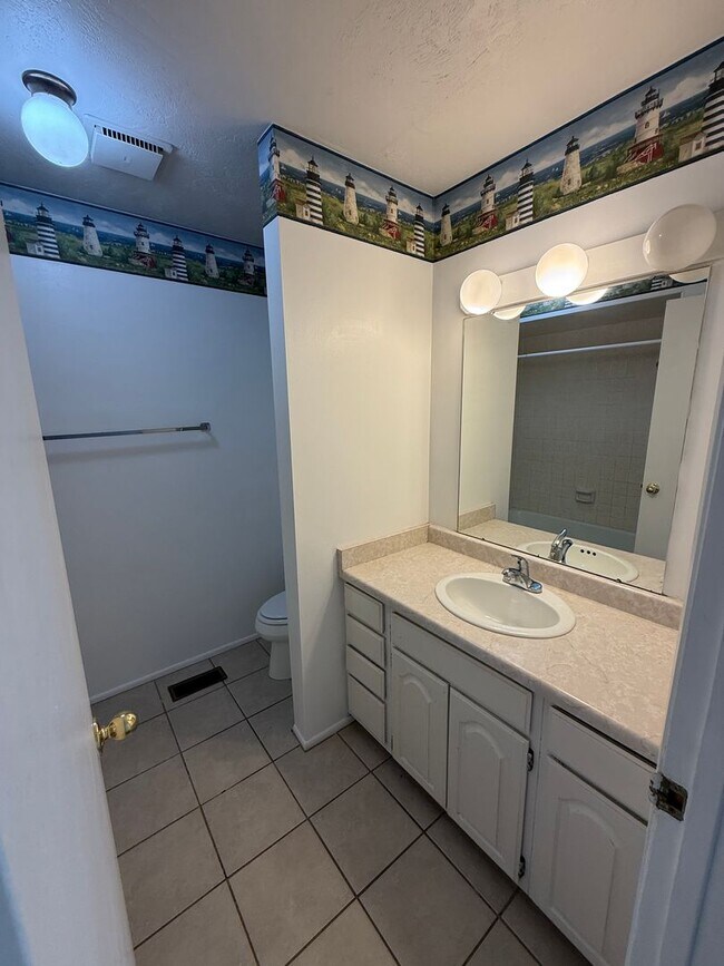 Building Photo - Large Five Bedroom Home, Sandy, 2500 sq ft, New Paint