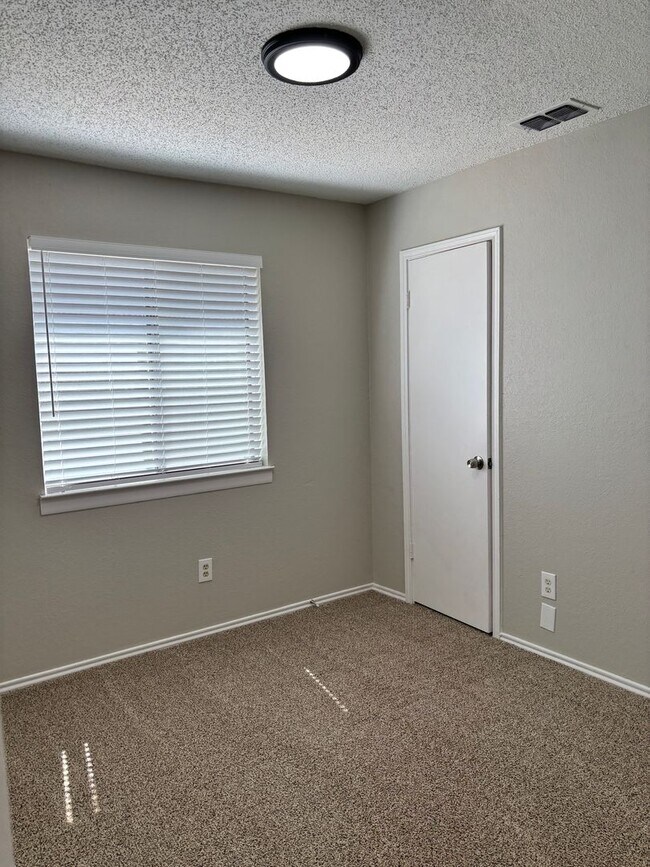 Building Photo - 104 Glade Shadow Dr