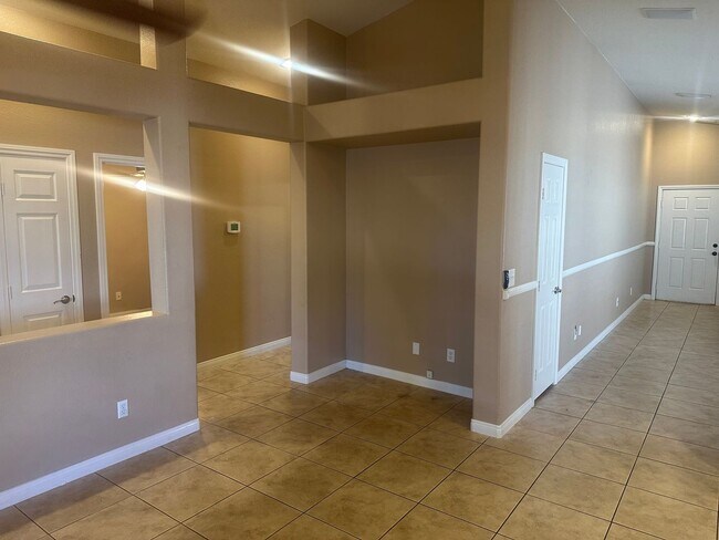 Building Photo - NW!! Single Story Home!! No Carpet!! Pot S...