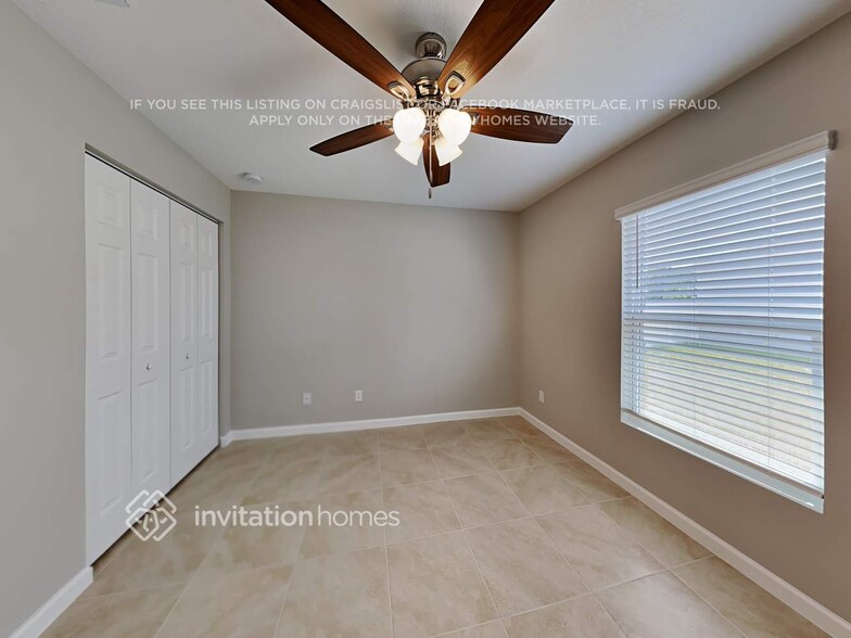Building Photo - 851 SW Paar Dr