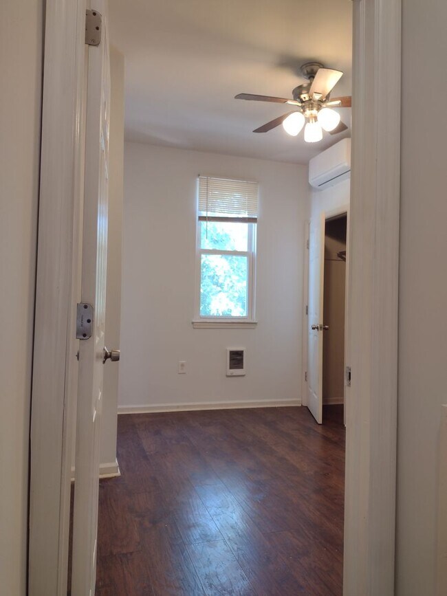 Building Photo - Renovated 3bd/ 1bth home in Northeast Philly!