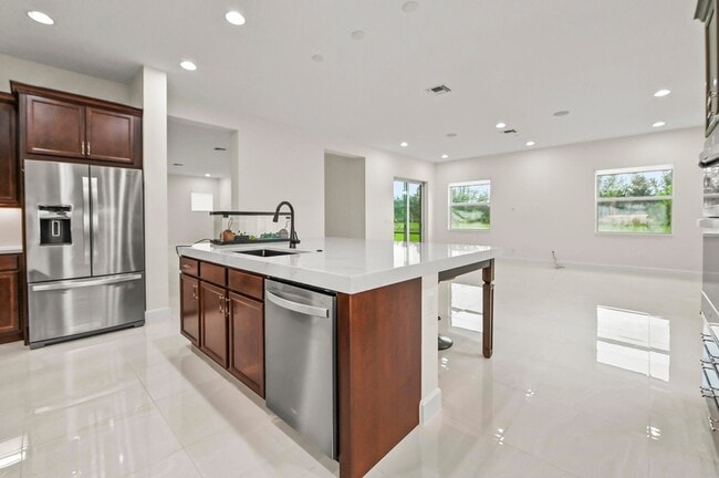Building Photo - 15030 Wildwood Cir