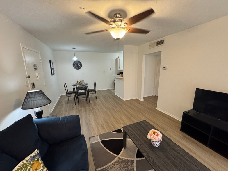 Building Photo - 1700 SW 16th Ct