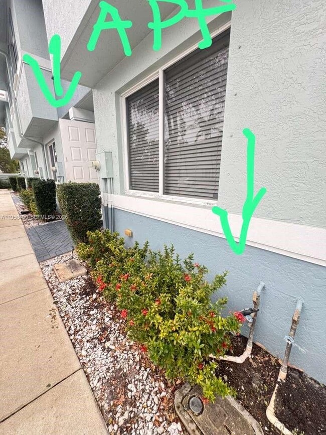 Building Photo - 1909 Hibiscus Ln