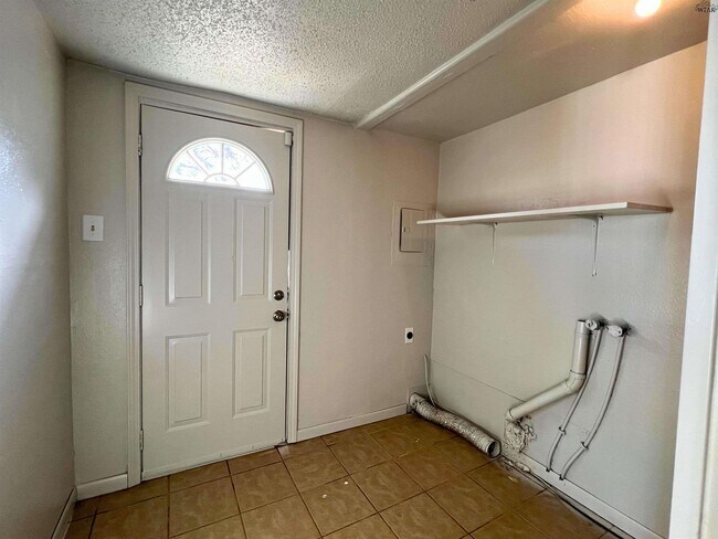 Building Photo - 405 E Spring St