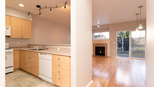 Building Photo - 2 bedroom in Renton WA 98055