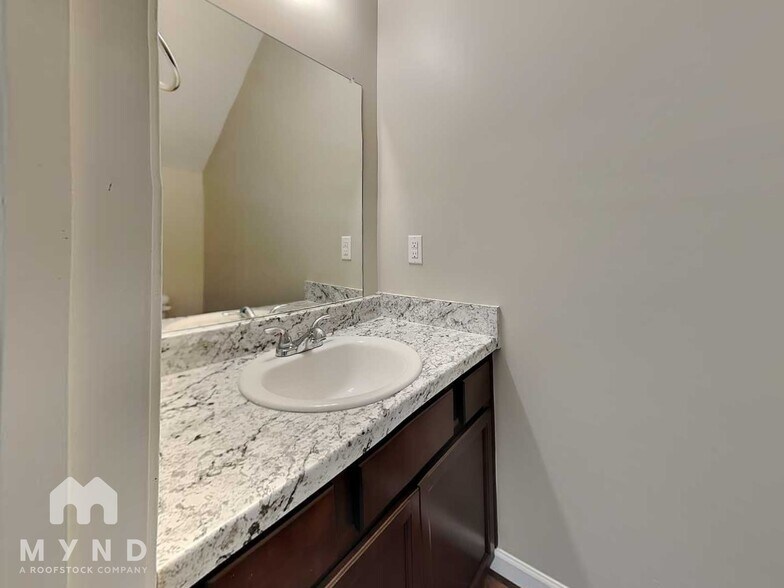 Building Photo - 803 The Heights Ln