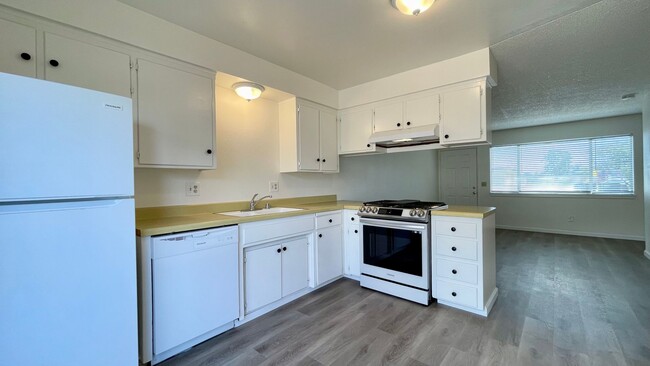 Building Photo - 2 Bedroom Townhouse across from Harloe Ele...