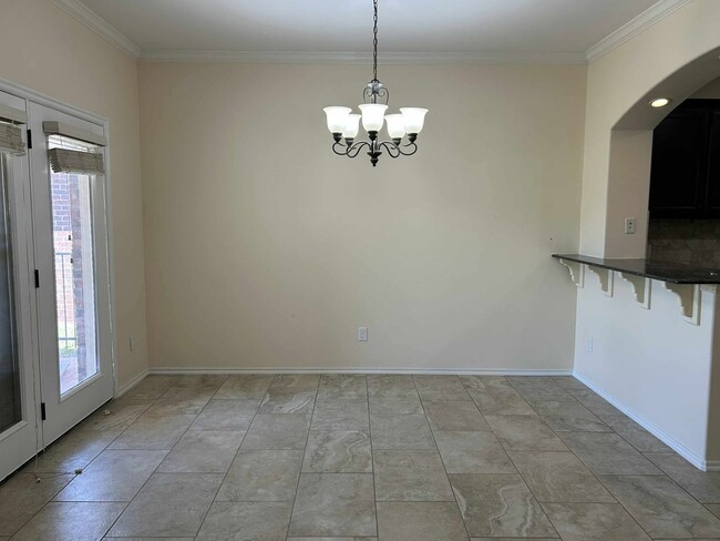 Building Photo - Elegant Living in the Heart of OKC – Impec...