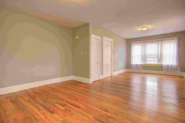 Building Photo - Large charming 3 bedroom 2 bath with oversized master bedroom that has its own private bath!