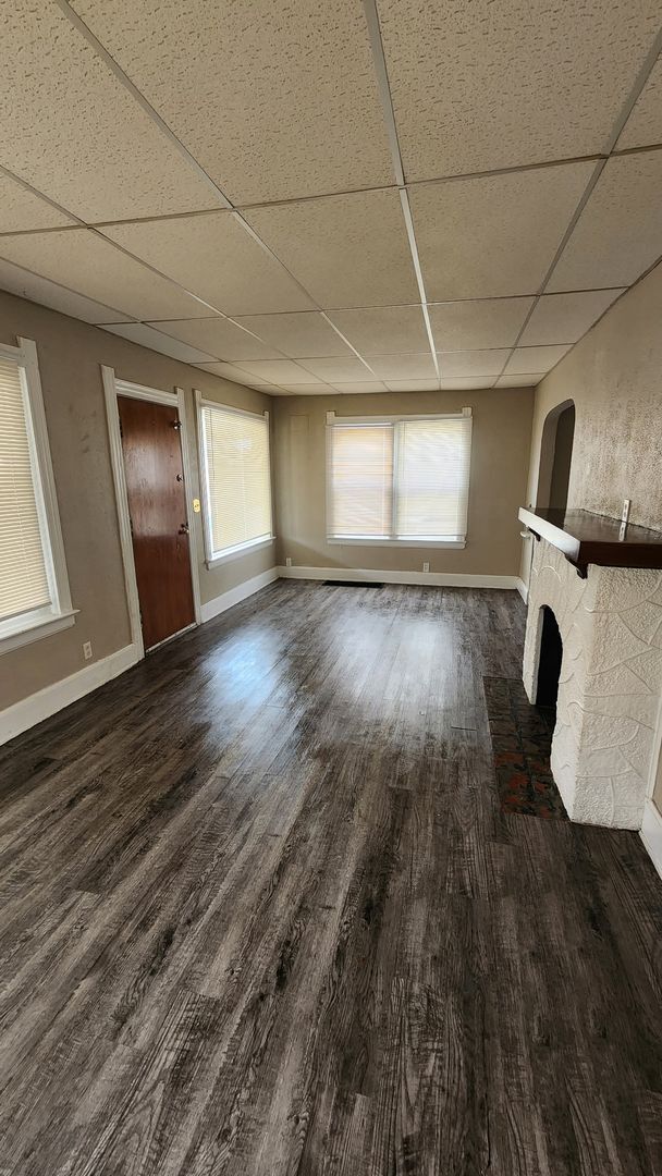 Building Photo - 2 Bed 1 Bath