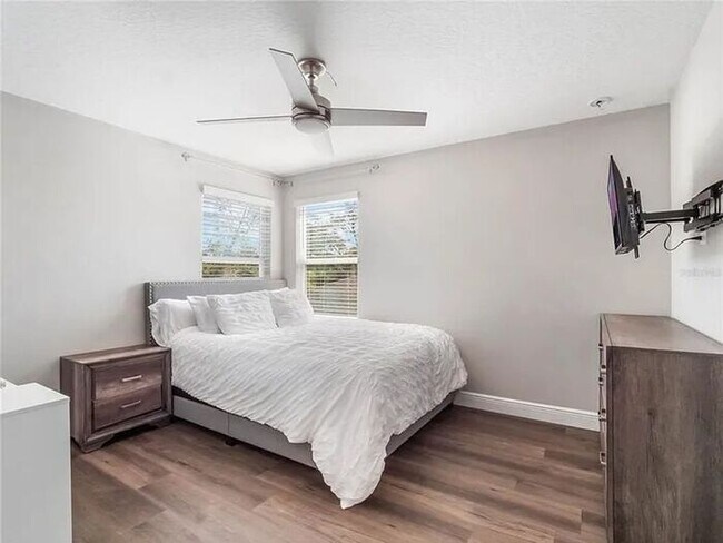 Building Photo - Stunning 5 bedroom home in Longwood