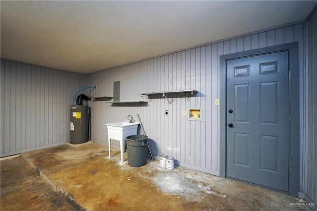 Building Photo - 204 E Gomez Dr